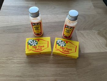 Lot de 2 fioles de monoï 30 ml et 2 savonnettes Tiki Tahiti neufs