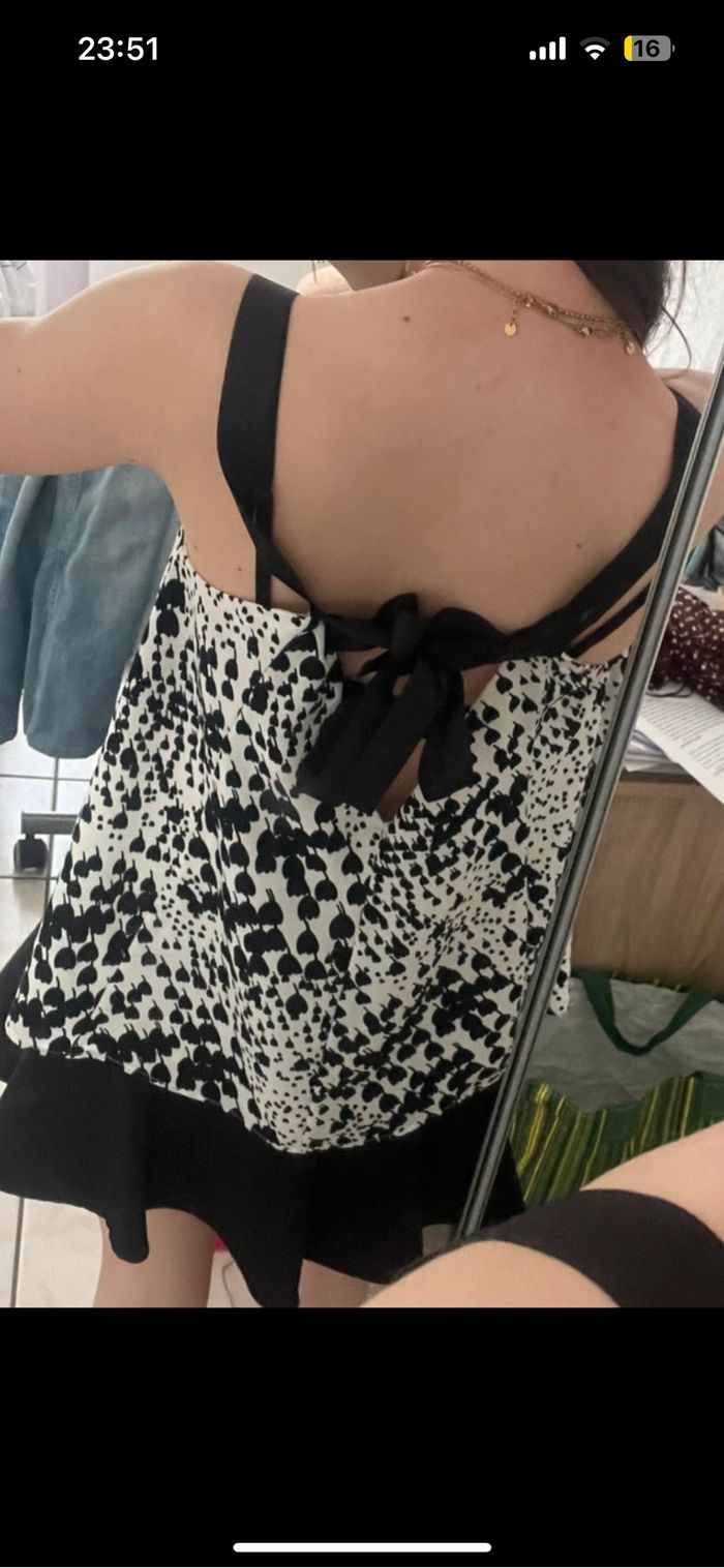 Haut à fleur , noeud dans le dos - photo numéro 2