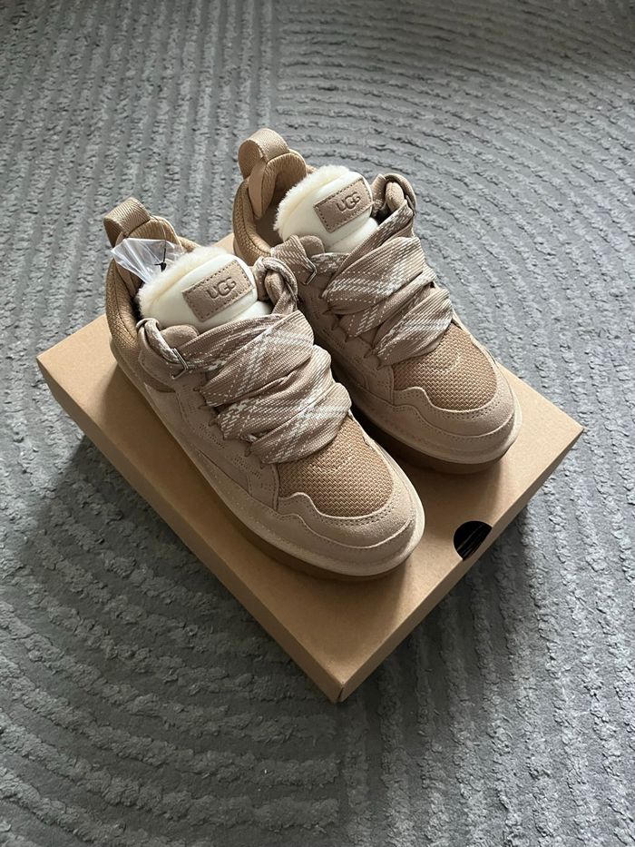 UGG Lowmel Sand / Beige Taille 39 - photo numéro 2