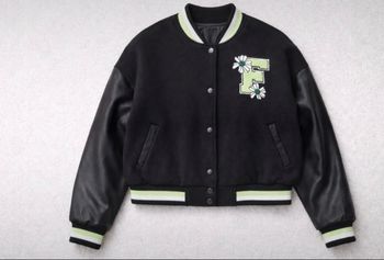 Veste teddy noire à manches effet cuir Jennyfer – style varsity tendance