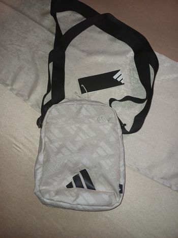 Sac Adidas beige, neuf avec étiquette

Neuf avec étiquette