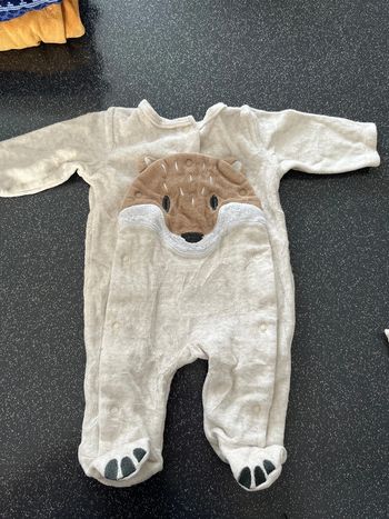 Pyjama taille 1 mois en très bon état