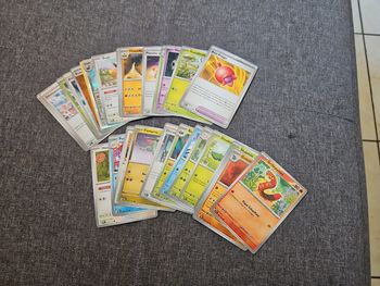 Lot de 29 cartes pokemon