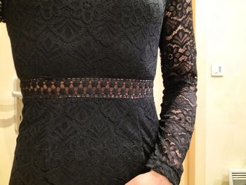 Robe en dentelle noire, partiellement ajourée
