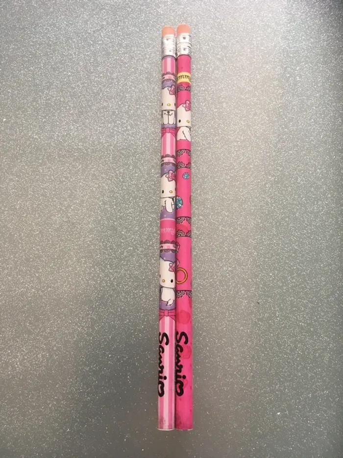 2 crayons à papiers / gomme NEUFS