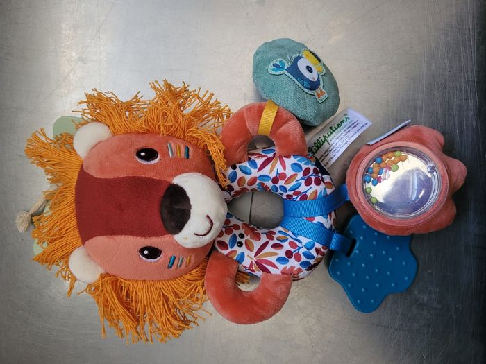 Lilliputiens Anneaux multi activités Jack le lion Jouet d’éveil bébé avec sons, textures couleurs
