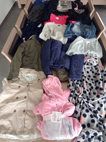 Lot fille 10 ans 16 pièces dont 5 neufs avec étiquette 