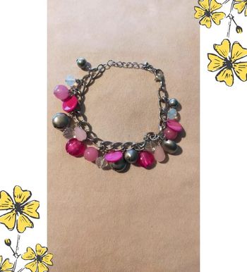 Bracelet chaîne argentée à breloques roses – perles fantaisie