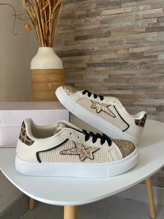 Baskets 39 beige doré noir