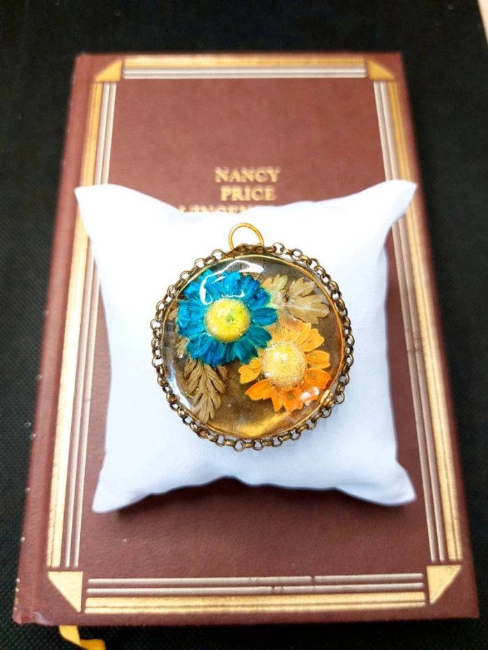 Magnifique pendentif médaillon en résine avec véritable fleurs