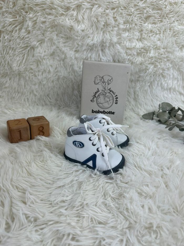 Paire de chaussures Babybotte blanche taille 18
