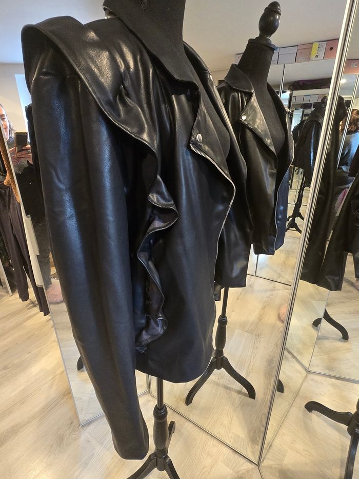 Veste perfecto noire en simili à volants T.44/46 - photo numéro 5
