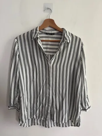 Chemise blanche, rayure noire, taille M, Stradivarius