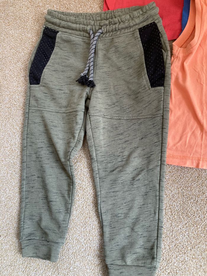 Lot pantalon jogging et 3 t-shirts 3 ans - photo numéro 2