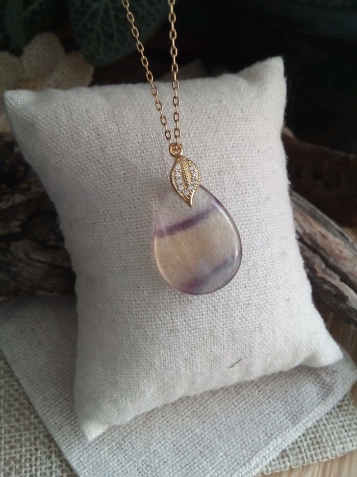 Collier pendentif en pierre de fluorine