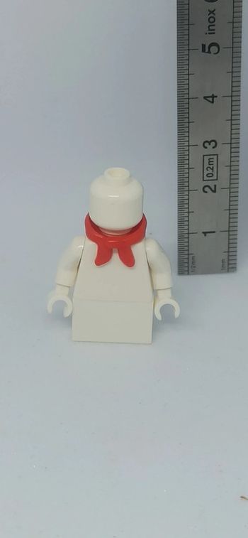 Figurine bonhomme de neige avec écharpe rouge lego
