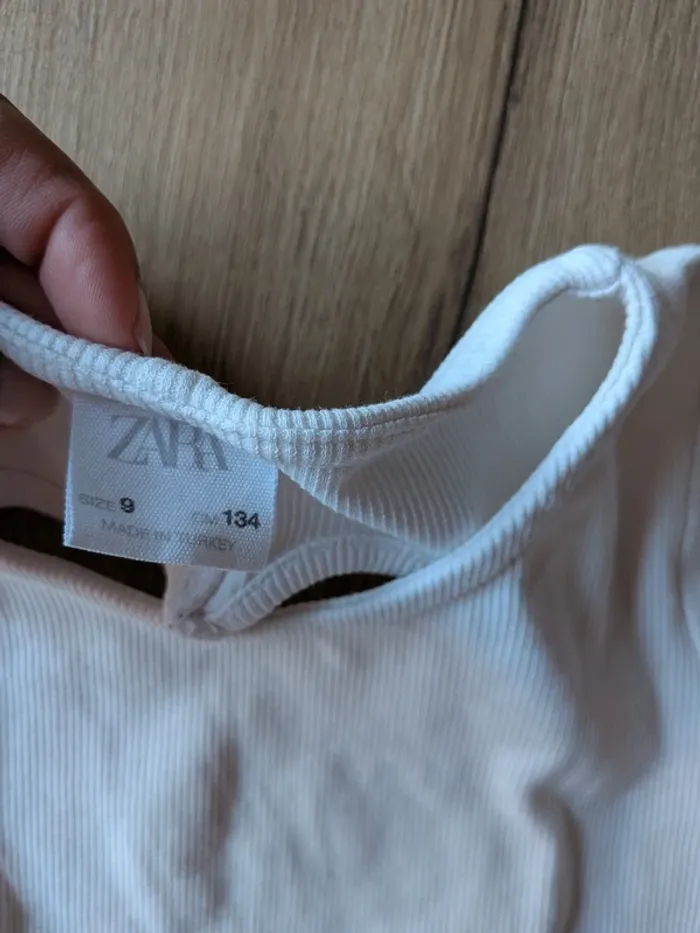 Tee shirt Zara avec ouverture cœur dans le dos - photo numéro 3