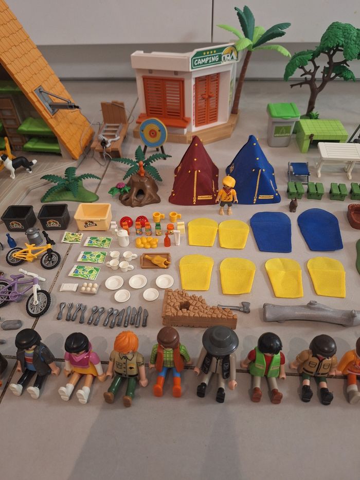 Lot playmobil camping avec chalet, feux de camps qui s'allument ( les 2 fonctionnent), tentes, arbres, nombreux accessoires et personnages - photo numéro 4
