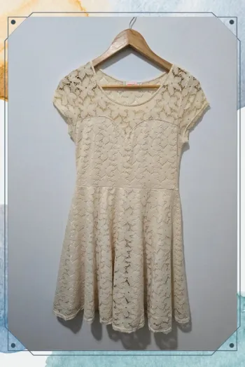 Robe en dentelle couleur crème