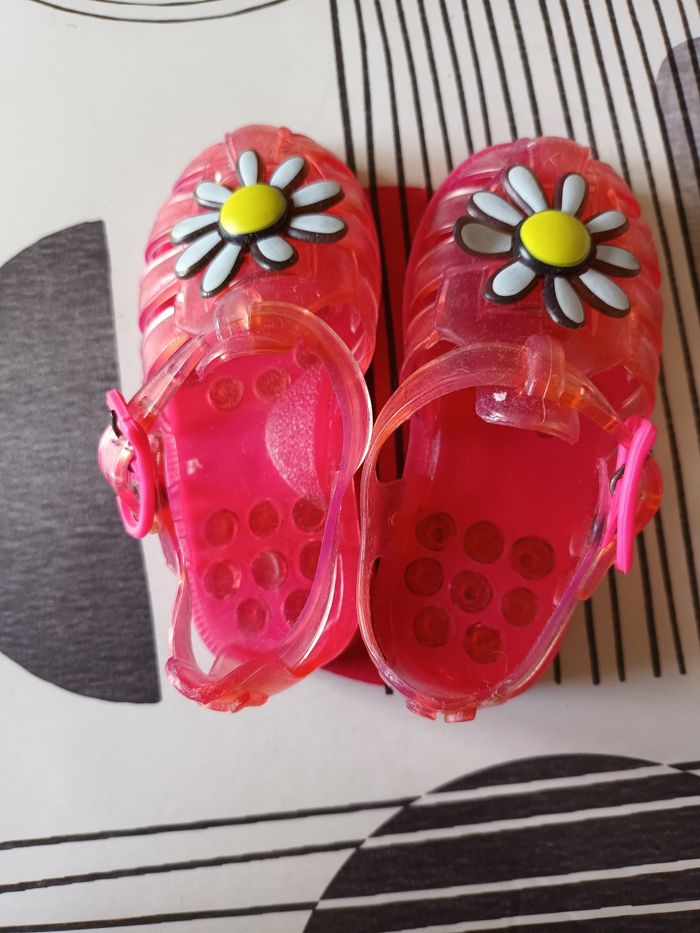 Nu-pieds plastique 👧 taille 21 quasi neuf - photo numéro 5