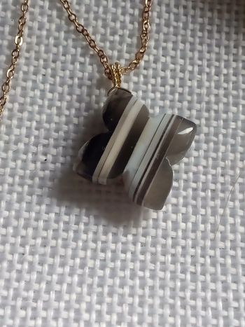 Collier fleur en pierre d'agate taillée en fleur