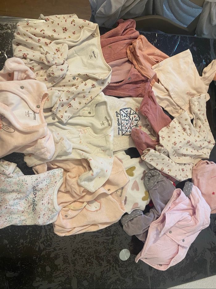 Vends un lot de vêtements ( pyjama , tenues , body , 2 turbulettes ( pas apparente sur les photos car pas assez de place )