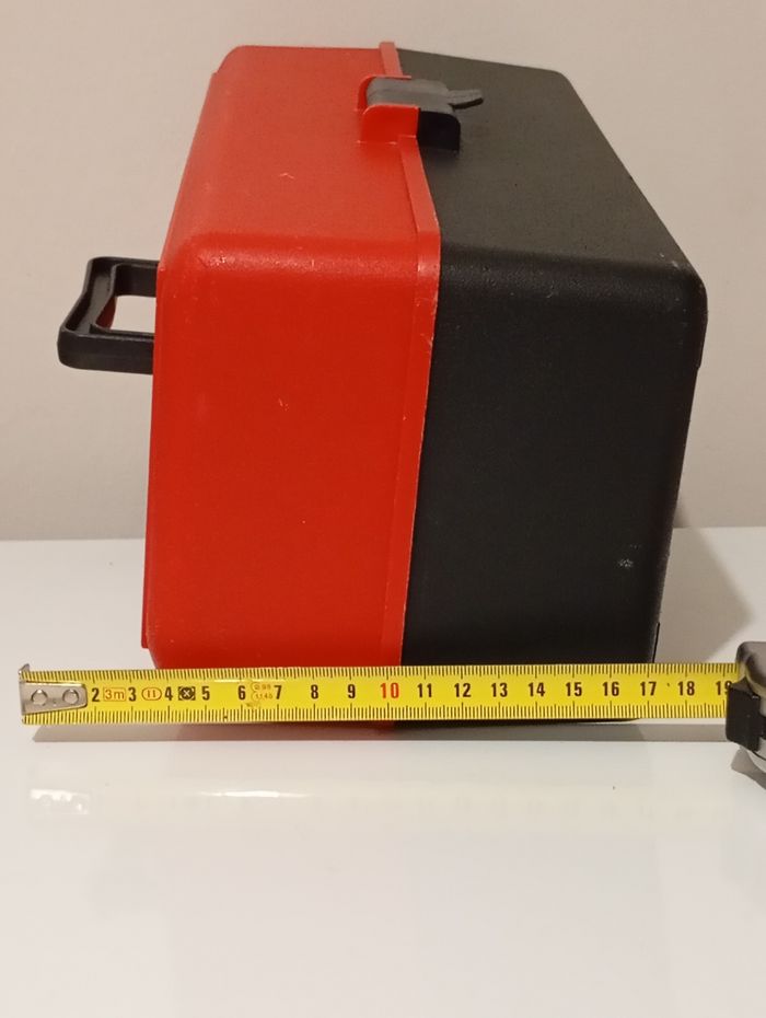 Caisse mallette pour diverses utilisations.Plastique rouge et noir . Poignée . Très bon état - photo numéro 2