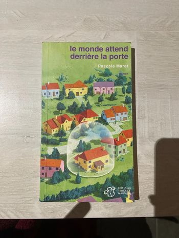 Livre « Le monde attend derrière la porte » de Pascale Maret