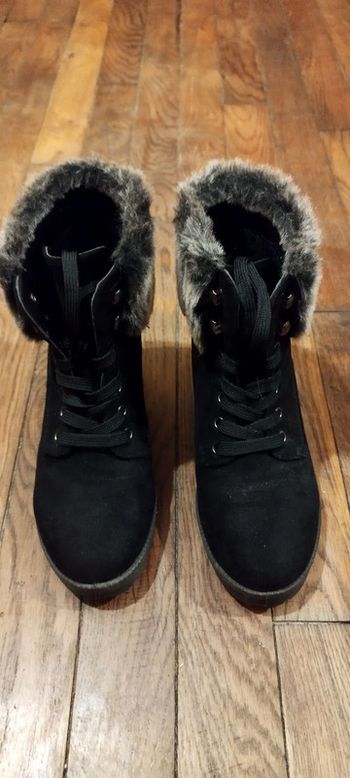 Bottines noires fourrure très bon état. Presque jamais portées. Pointure 38. Valeur 40€