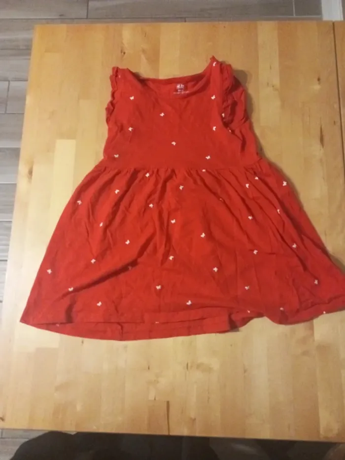 Robe rouge papillon