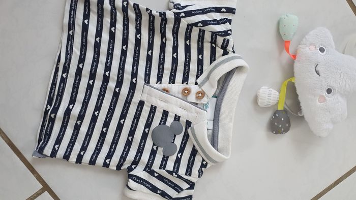 Tee shirt bébé 1 mois très bon état