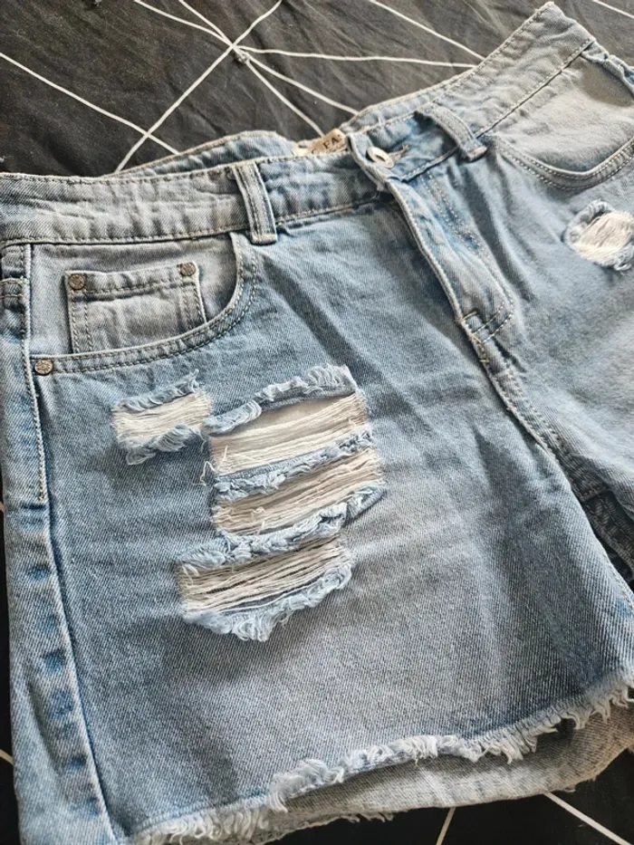 Short en jean destroy bleu clair taille 38 / M - photo numéro 4