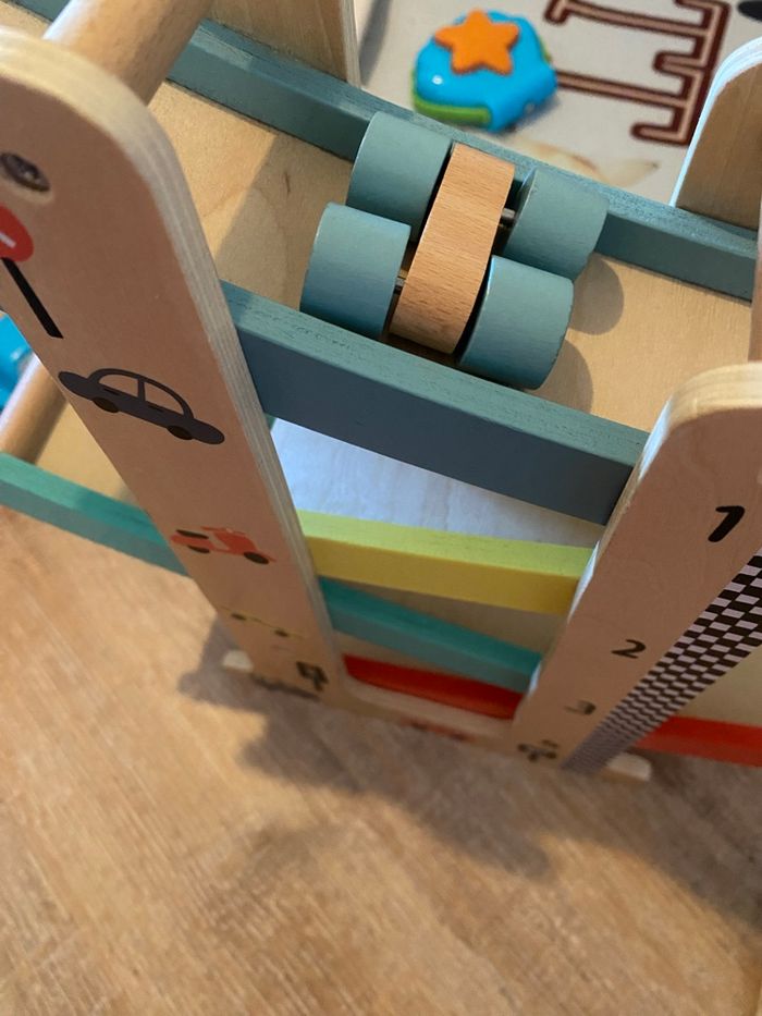 Petit circuit en bois avec petite voiture - photo numéro 2