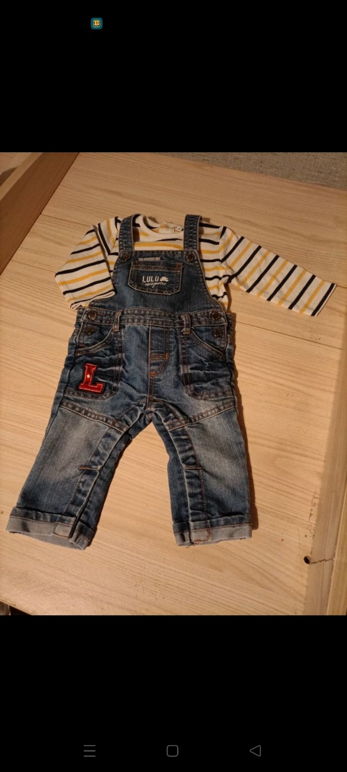 Salopette et tee-shirt