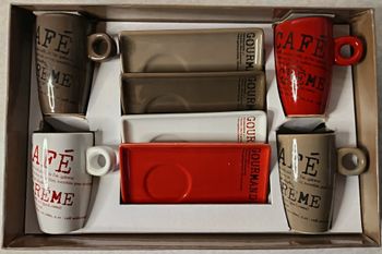 Lot Neuf 4 tasses café crème Maisons du monde avec 4 soucoupes rectangle