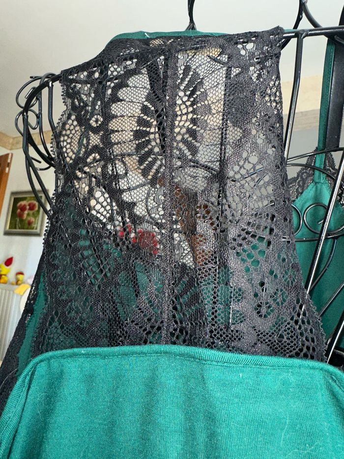 Haut fluide vert et dentelle noire taille 40 - photo numéro 3