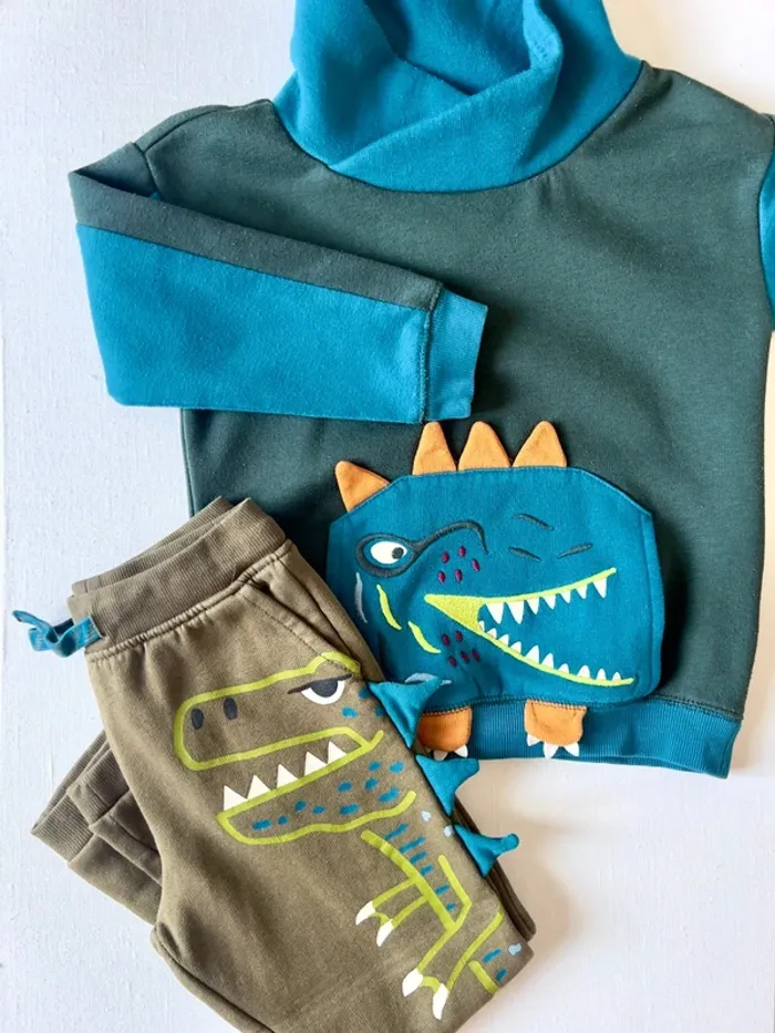 Ensemble DPAM 5 ans AH 2024-2025 – Sweat dinosaure + pantalon jogging dinos