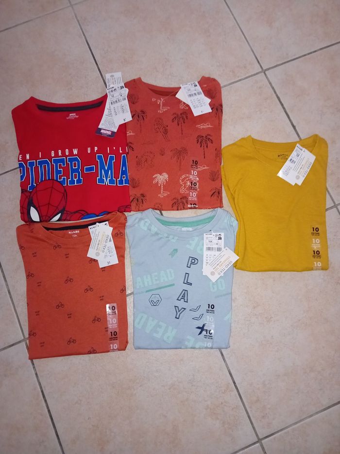 5 tee shirts Neuf 10 ans
