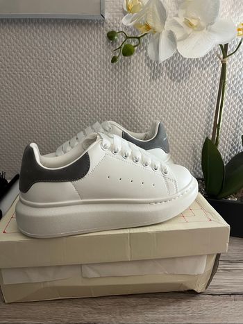 Alexander McQueen, grise et blanche taille 38