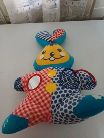 Grosse peluche lapin avec jeux d éveil
