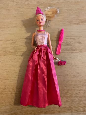 Poupee Barbie Mattel 2009 2013 robe rose princesse accessoires