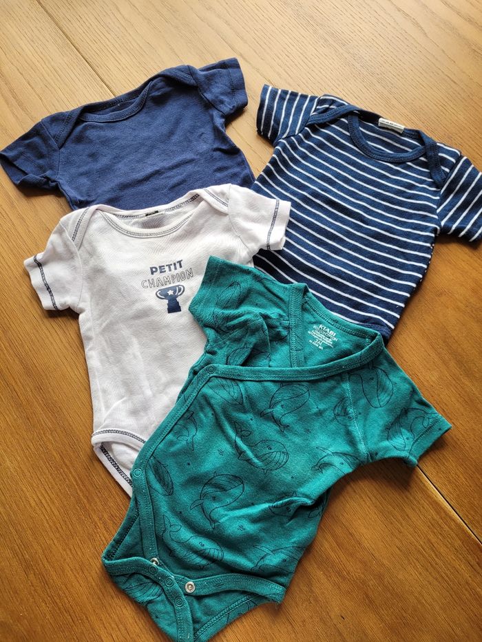 Lot 4 bodies manches courtes