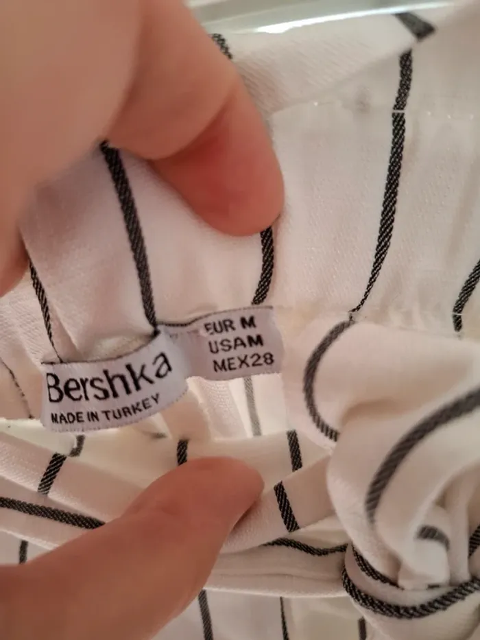 Short bershka taille M femme a rayures noir et blanc - photo numéro 3