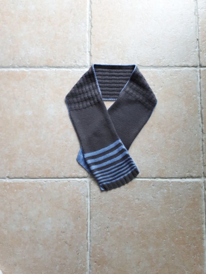 écharpe tricoté main grise et bleue 12mois