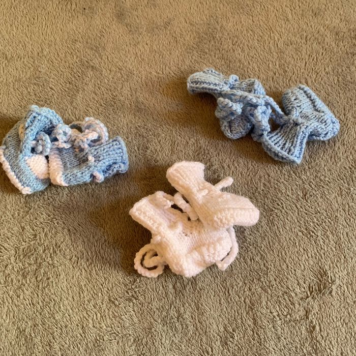 3 paires de chaussons  nouveau née  tricotée