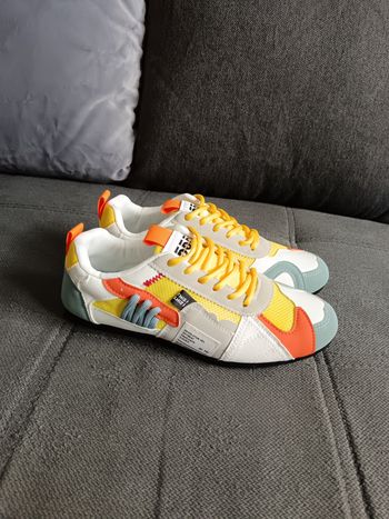 Très jolies baskets neuves stylées taille 39