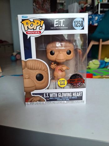 Funko pop E.T. with glowing heat ( glow in the dark)