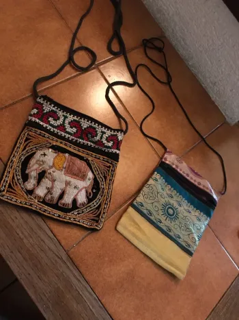 2 Petits sacs en bandoulière.