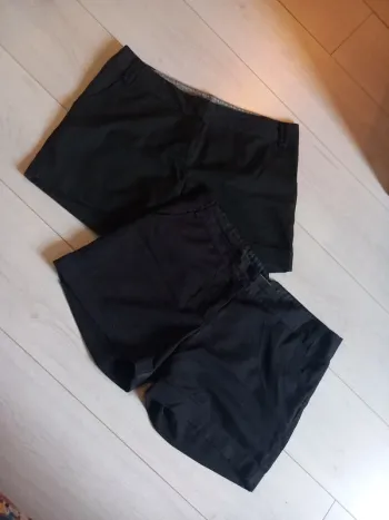 Lot 2 short noir à fines rayures