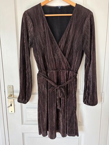 Robe noir avec des liserer rose